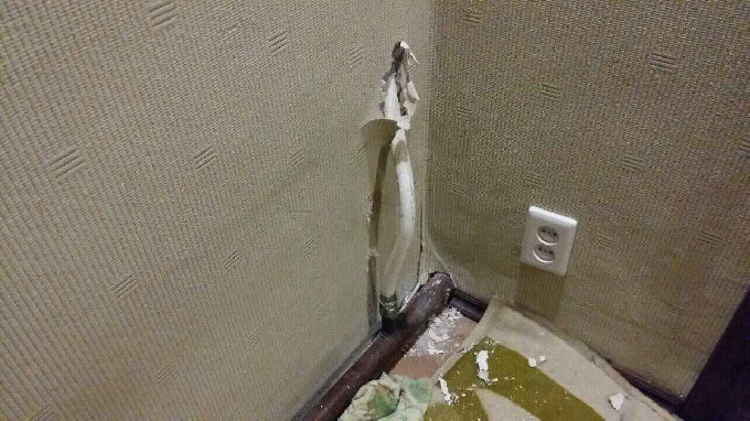 В Саратове спасатели помогли застрявшей в батарее девушке