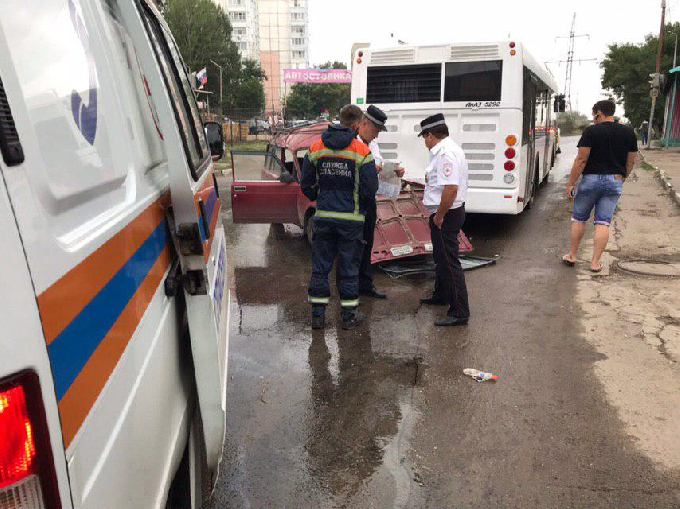 На Тархова в ДТП с автобусом пострадал молодой водитель «Жигулей»