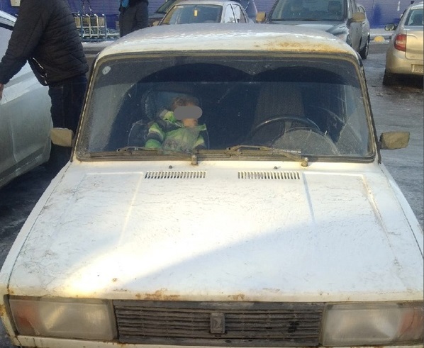 В Саратове спящего ребенка оставили в машине у гипермаркета 