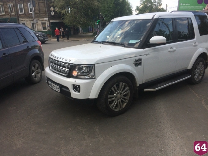 В центре Саратова девушка попала под колеса внедорожника