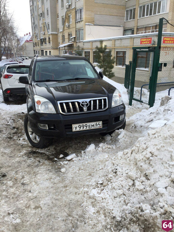 В Саратове иномарка с «крутыми» номерами преградила выход со двора