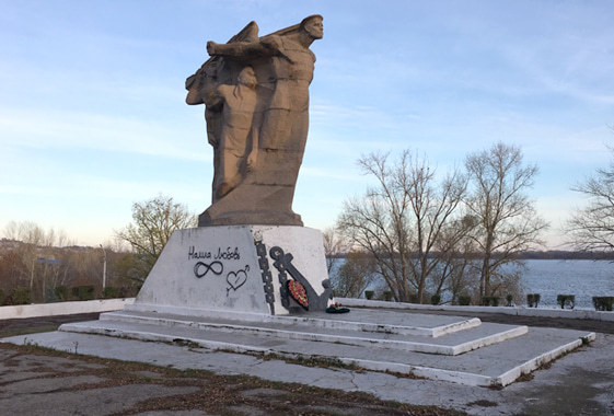 В Вольске вандалы обезобразили памятник бойцам Красной флотилии