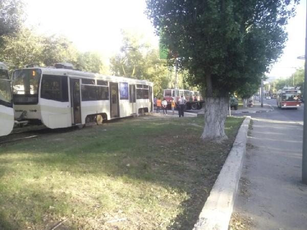 Застрявшая на рельсах автоплатформа парализовала движение трамваев 
