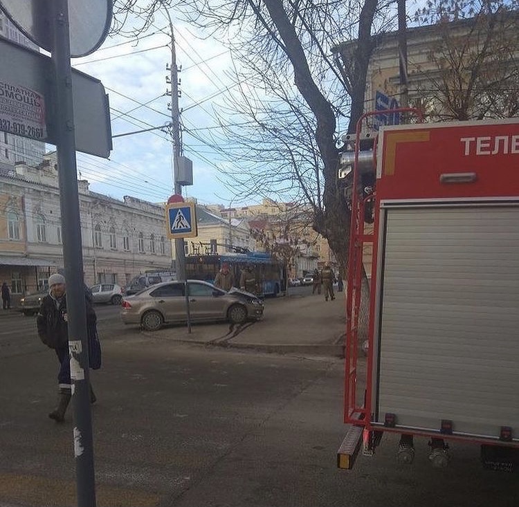 В Саратове иномарка протаранила троллейбус и вылетела на тротуар