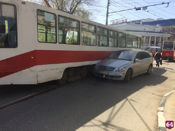 В центре Саратова из-за ДТП с «Мерседесом» встали трамваи