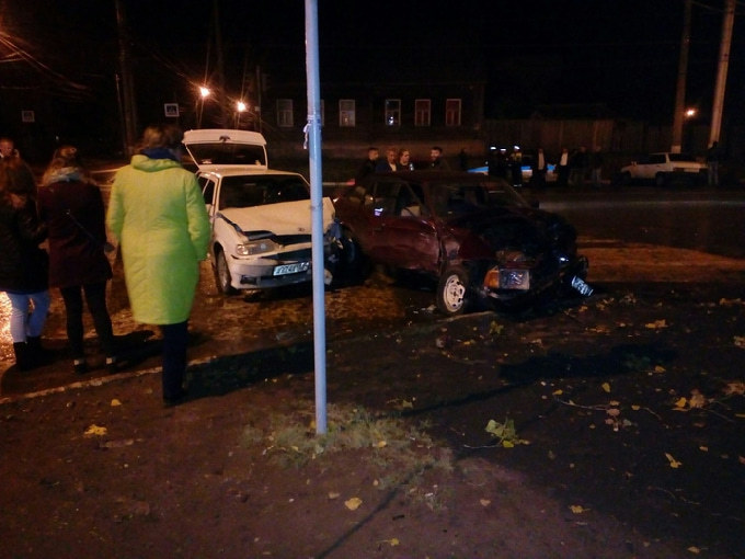 В тройном ДТП на перекрестке пострадал мужчина