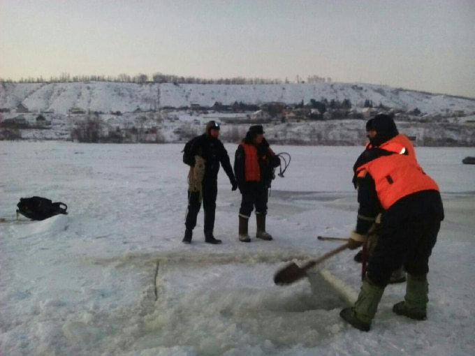 На Волге водолазы достали тело утопленника и спасли рыбака