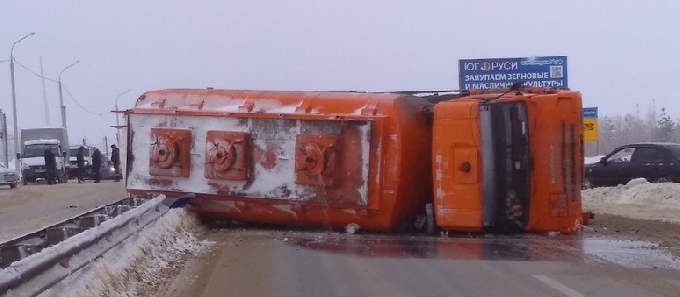 На Вольском тракте перевернулся бензовоз