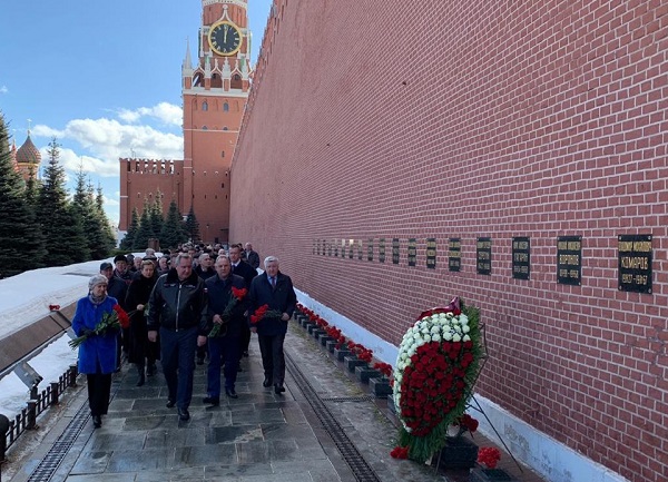 Саратовский зампред возложил цветы к мемориалу Гагарина на Красной площади 