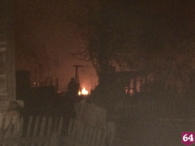 В Саратове крупный пожар полыхает в деревянных сараях 
