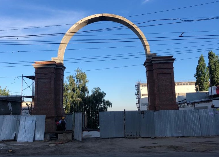 В Саратове установили свод Триумфальной арки 