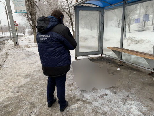 В Саратове на остановке нашли труп мужчины