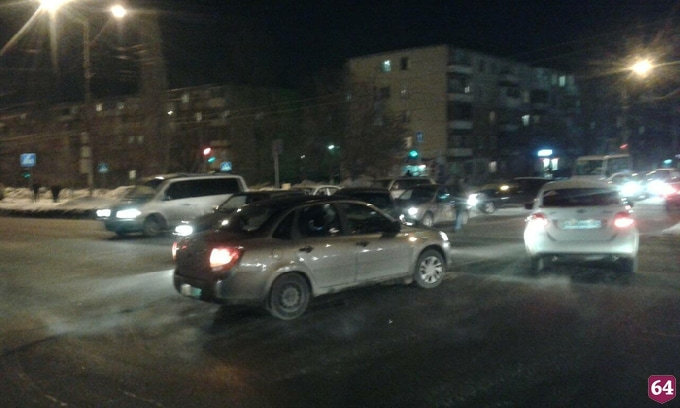 В Саратове авария на перекрестке спровоцировала крупную пробку