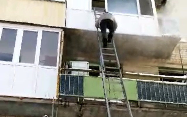 Мать с ребенком ждала помощи на балконе во время пожара 