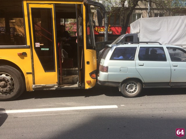 На Чапаева автобус с пассажирами столкнулся с «Ладой» 