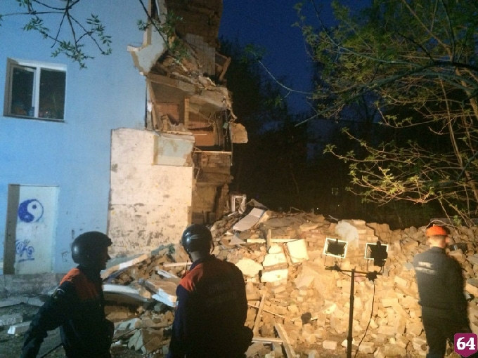 Спасатели до утра разбирали завалы рухнувшего в Саратове дома