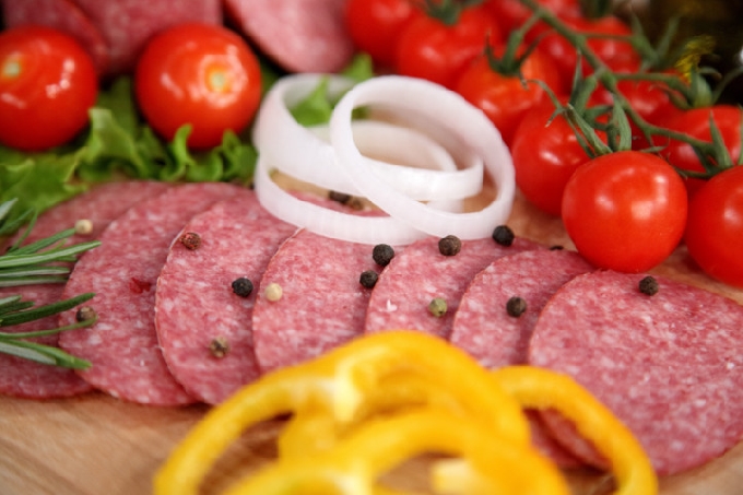 В саратовских универсамах нашли сервелат с мукой вместо мяса