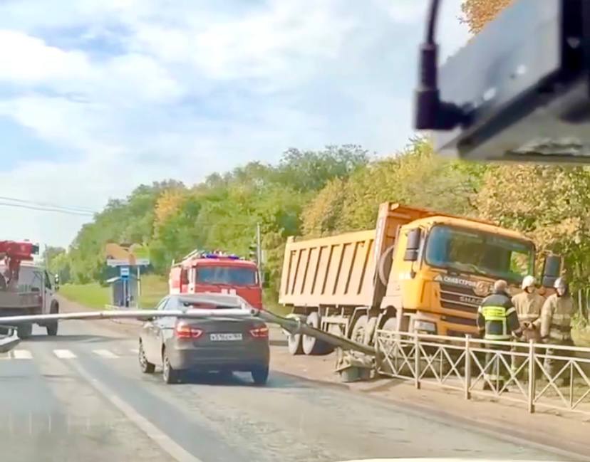 В Саратове самосвал «уронил» светофор на легковушку