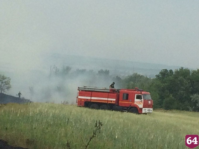 Под Саратовом около засаженного поля горит гектар травы