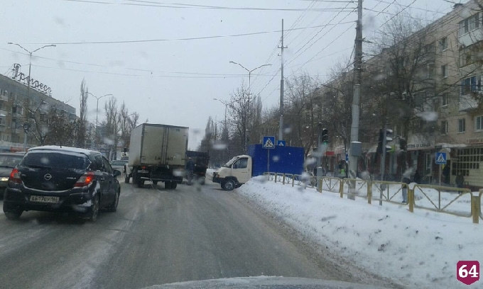 Проспект Строителей заблокировал нарушитель на «Газели» 