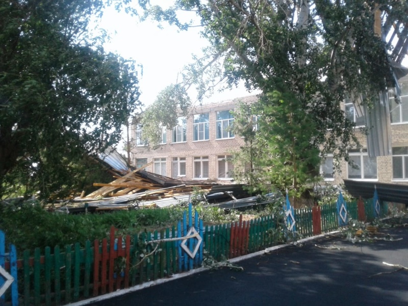 Под Саратовом у школы снесло крышу
