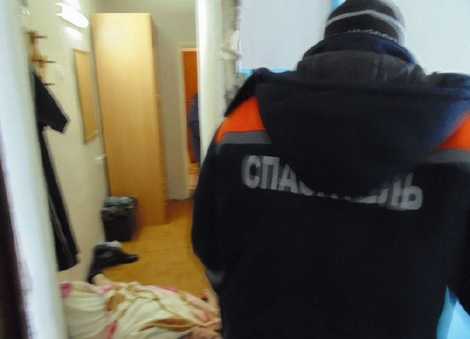 Спасатели пришли на помощь стонавшей в квартире женщине