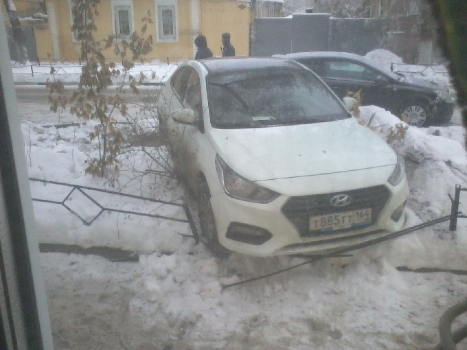 В Саратове водитель сбил стальную ограду