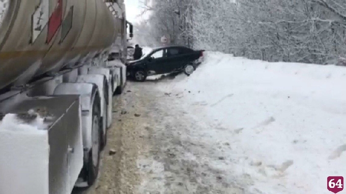 В массовой аварии с бензовозом пострадала автоледи