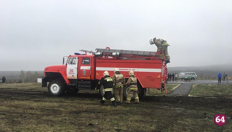 Саратовские пожарные тушили овраг с мусором