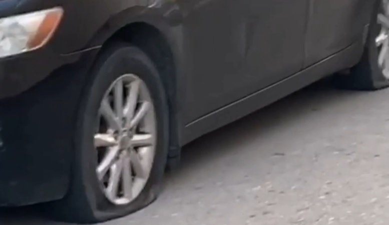 В Саратове вандалы забросали автомобили яйцами и порезали шины