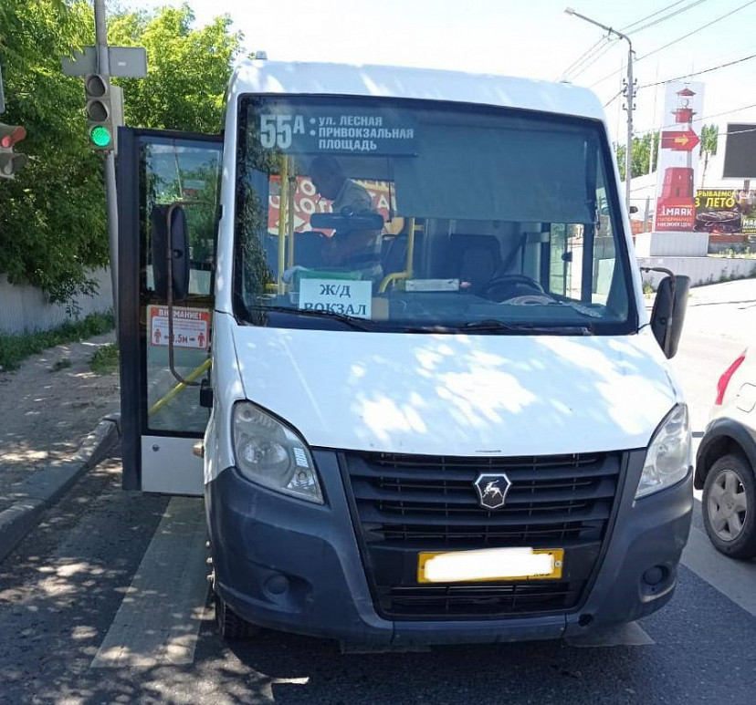 В Саратове маршрутка вылетела на красный и сбила пешехода