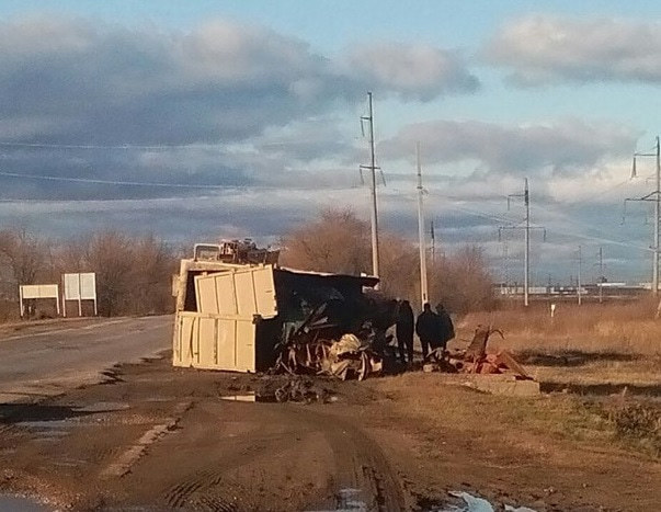 На трассе опрокинулся металлопогрузчик
