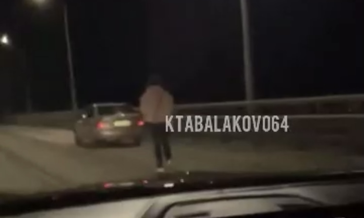 Спасатели на мосту отговорили от самоубийства пьяную женщину