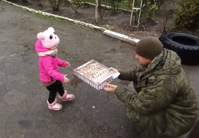 Саратовские бойцы СВО опекают «дочь полка»
