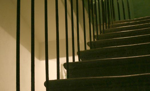 В подъезде общежития 16-летние подростки избили и ограбили мужчину