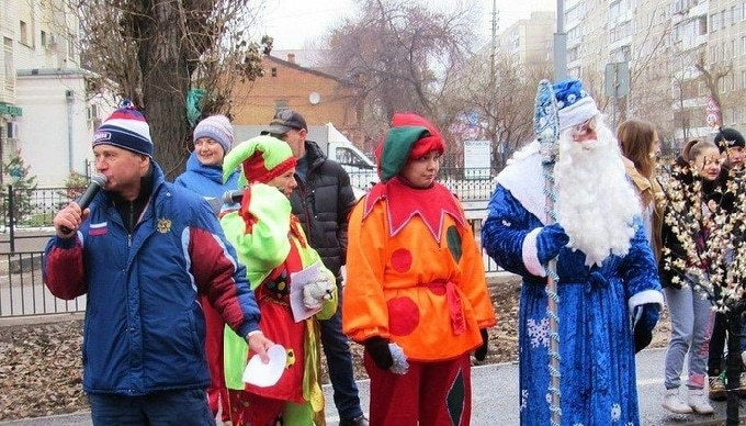 В центре Саратова чемпион России предстал в роли Деда Мороза