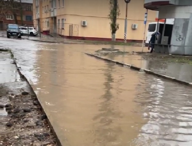 Саратовцы сравнили огромные лужи с аквапарком