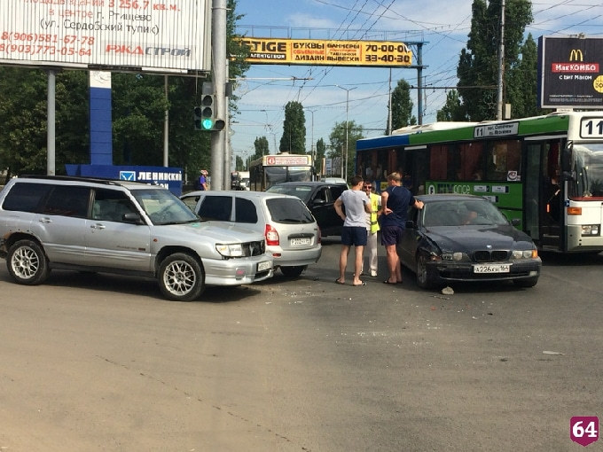 На проспекте 50 лет Октября произошло тройное ДТП