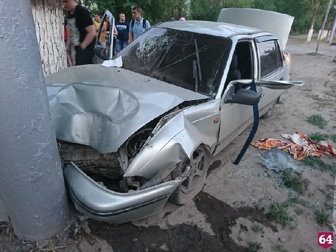 Иномарка влетела в столб во время пробного заезда при продаже