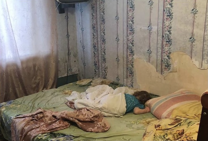 В Саратове 2-летнюю девочку забрали от пьяных родителей и поместили в больницу