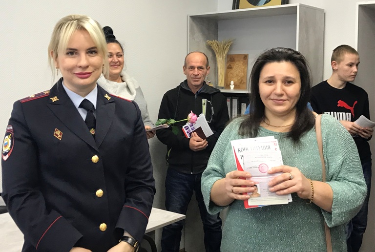 В Саратове вручили паспорта гражданам новых регионов страны