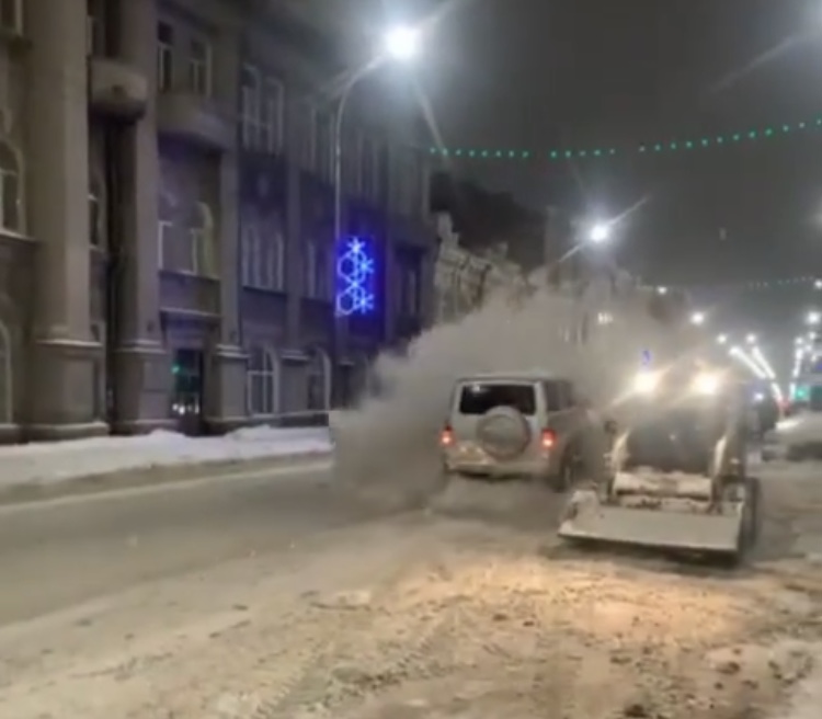 В центре Саратова автохам на внедорожнике въехал в груду снега