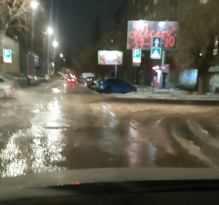 В центре Саратова разлилась коммунальная река