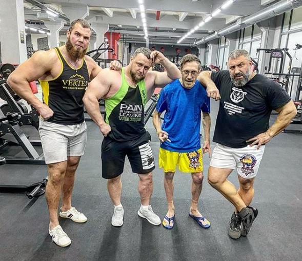Популярный актер хочет сняться в кино с саратовским силачом