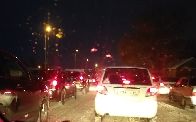 После очередного снегопада саратовцы застряли в 9-балльных пробках