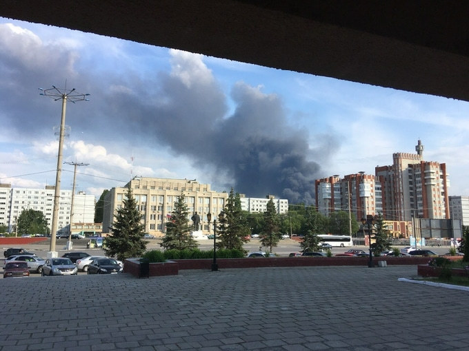 В Балакове полыхают склад с резиной и свалка 