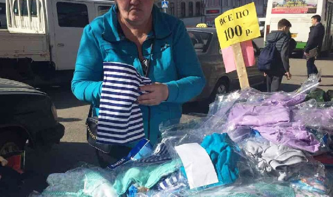 В Саратове задержали 9 нелегальных торговцев фруктами, медом и молоком