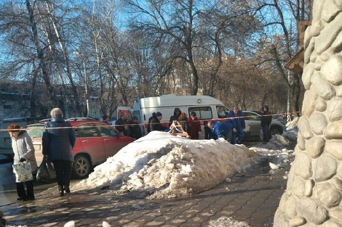 В центре Саратова женщина потеряла сознание при падении снега с крыши 