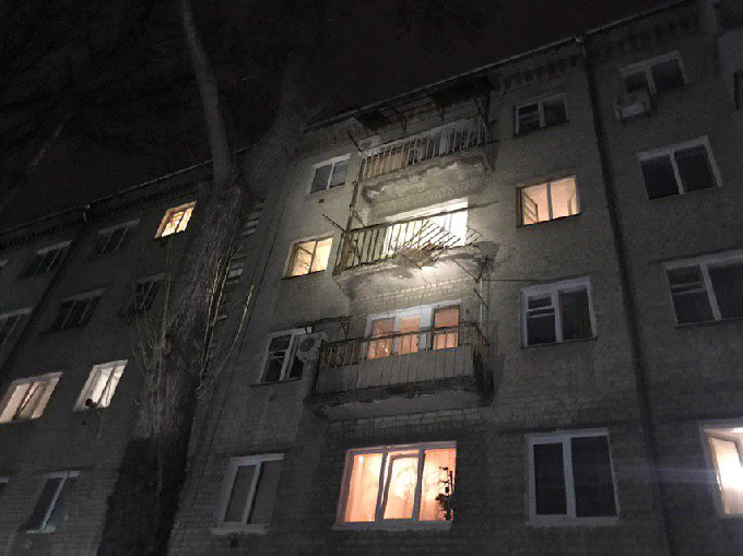 В Саратове спасатели разбирали полуразрушенный балкон