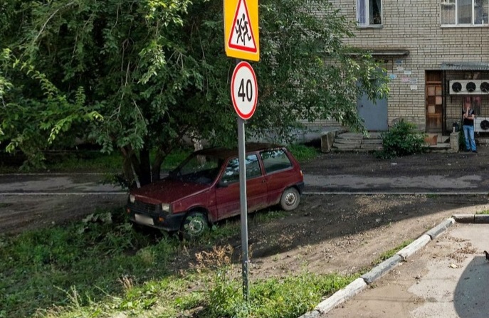 В Саратове брошенная малолитражка «вросла» в землю